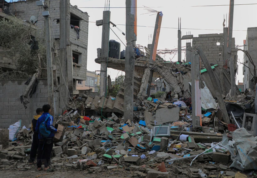 Một tòa nhà bị phá hủy sau cuộc không kích của Israel xuống Dải Gaza ngày 27/1/2024. (Ảnh: THX/TTXVN)