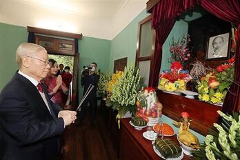 Party chief offers incense in commemoration of late President Ho Chi Minh