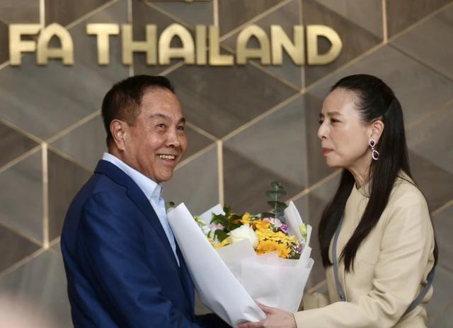 Madam Pang (phải) nhận hoa chúc mừng từ ông Somyot Poompanmoung, Chủ tịch FAT vừa kết thúc nhiệm kỳ. Ảnh FAT