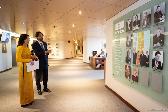 Đại sứ Nguyễn Thị Vân Anh trình Thư Ủy nhiệm lên Tổng Giám đốc UNESCO