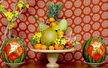 Arranging five-fruit tray during Lunar New Year celebration – a Vietnamese tradition
