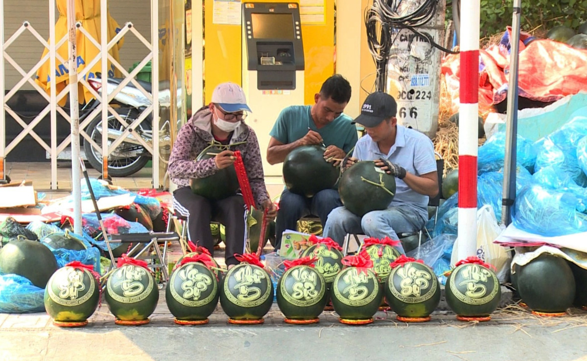 ‘Trang điểm’ cho trái cây chưng tết
