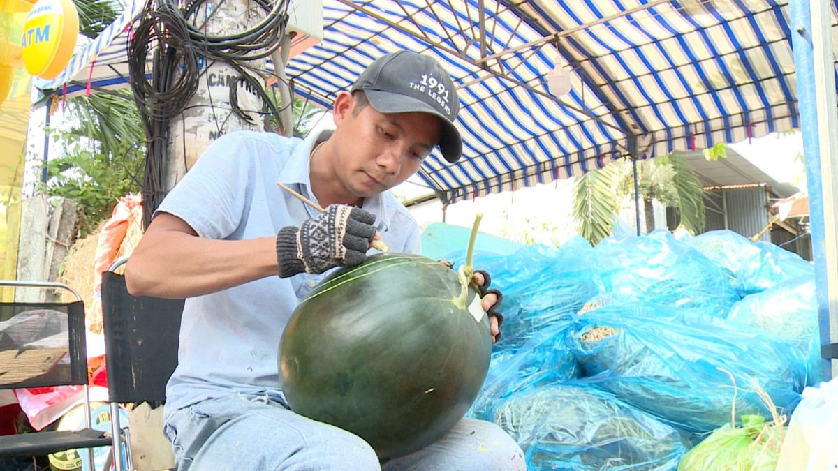 ‘Trang điểm’ cho trái cây chưng tết