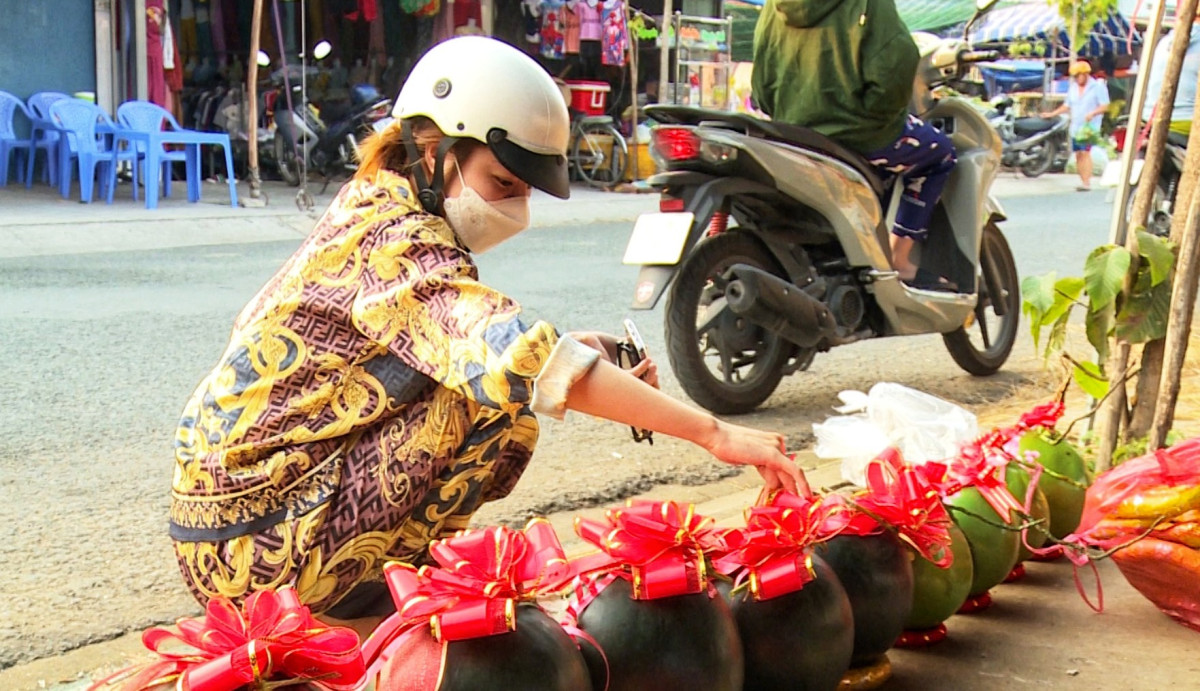 ‘Trang điểm’ cho trái cây chưng tết