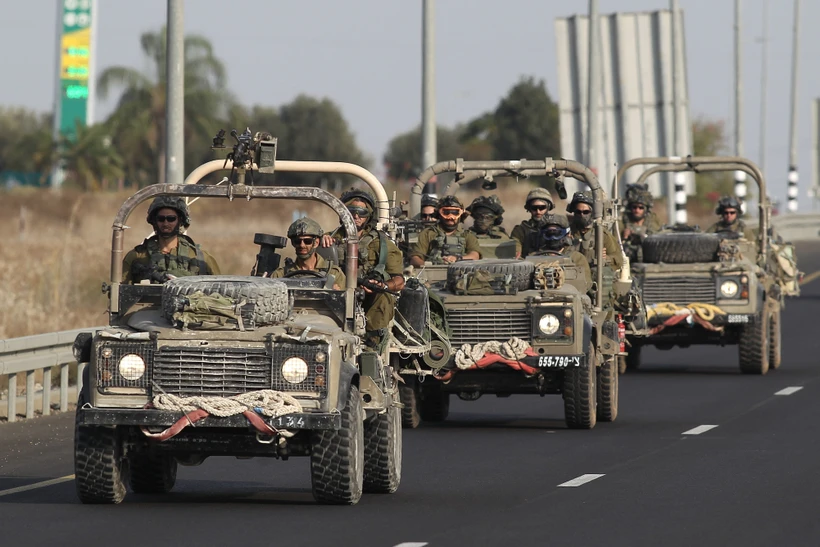 Binh sỹ Israel tuần tra dọc biên giới với Dải Gaza ngày 28/10/2023. (Ảnh: THX/TTXVN)