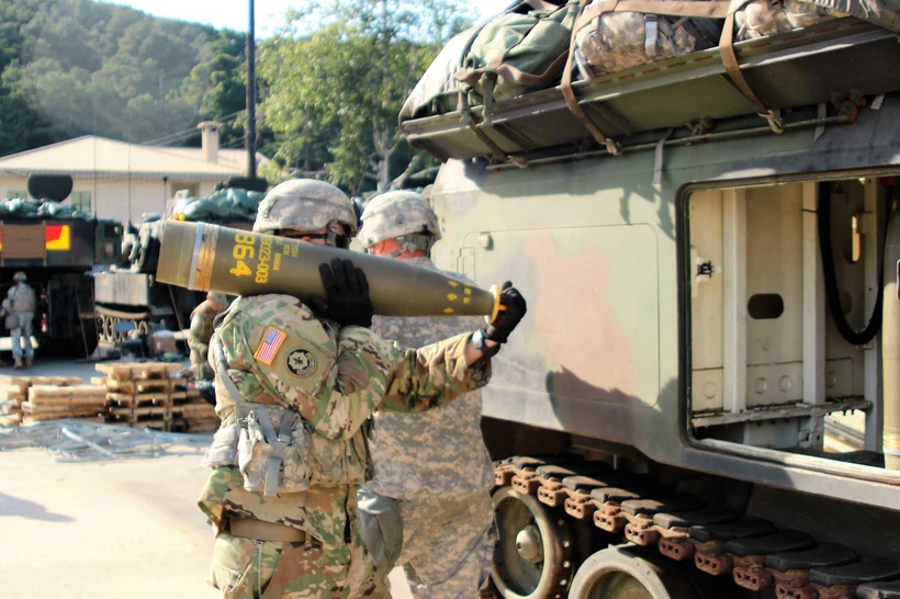 Binh sỹ Mỹ vận chuyển vũ khí. (Ảnh: AFP/TTXVN)