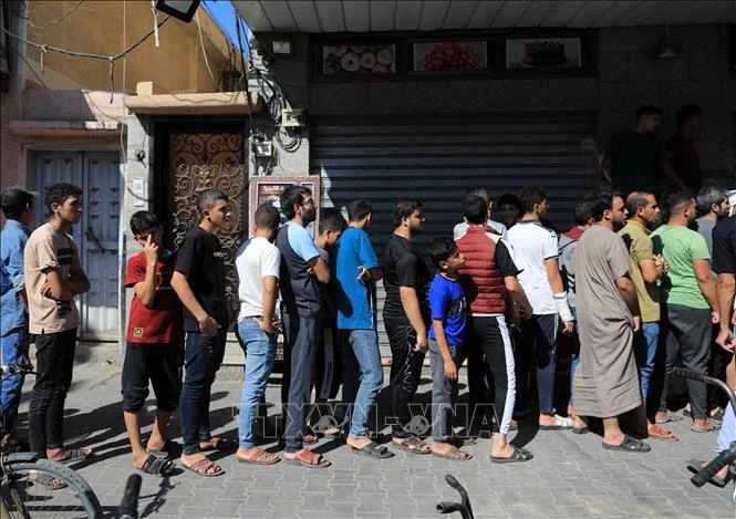 Người dân xếp hàng chờ viện trợ. (Nguồn: AFP/TTXVN)