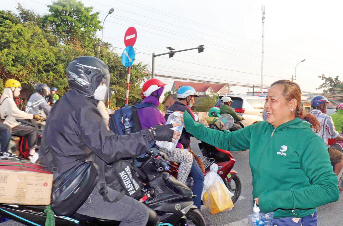 Nhóm tình nguyện của anh Nguyễn Lê Duy đã hỗ trợ nhiều người đi đường trở lại sau tết hơn 10 năm qua (Ảnh: Nhân vật cung cấp)