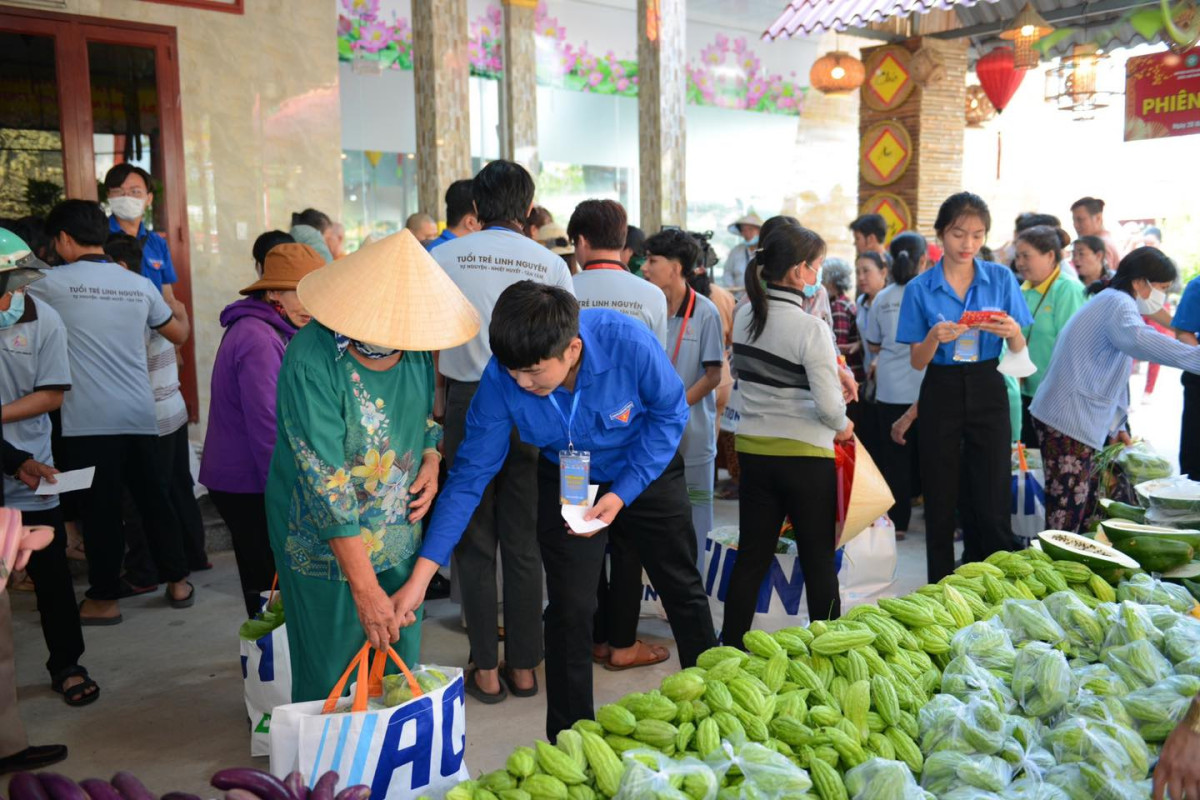 Huyện Đoàn Đức Hòa tổ chức Phiên chợ 0 đồng