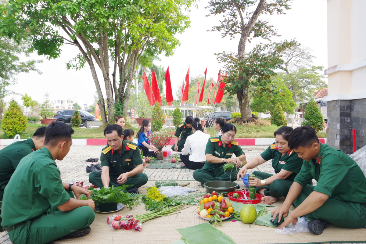 Cán bộ, chiến sĩ thi gói bánh tét, chưng mâm ngũ quả