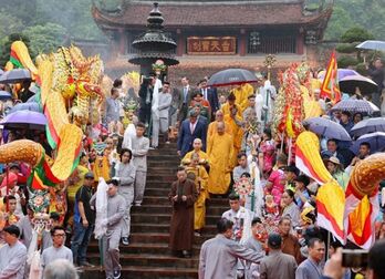 Huong Pagoda Festival hosts 30,000 visitors on opening day