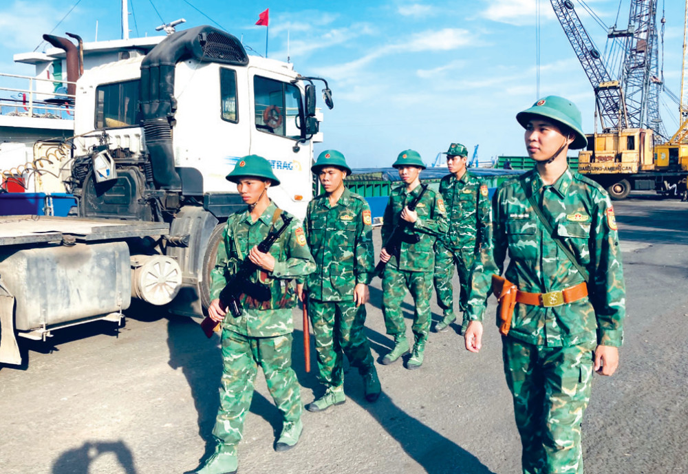 Cán bộ, chiến sĩ Đồn Biên phòng Cửa khẩu Cảng Bến Lức tuần tra khu vực cụm cảng