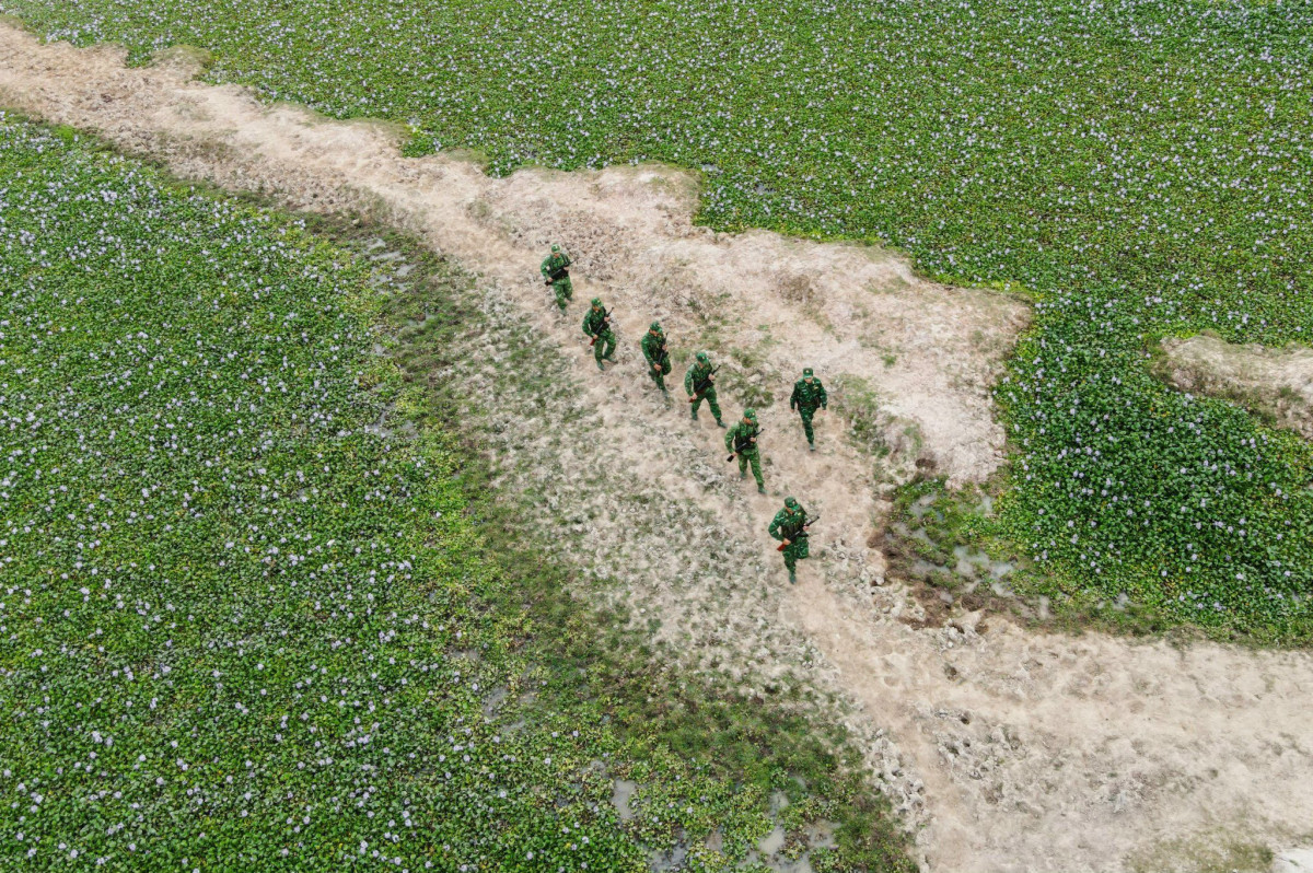 Đồn Biên phòng Tuyên Bình phối hợp lực lượng công an, dân quân xã Tuyên Bình tổ chức tuần tra bảo vệ biên giới