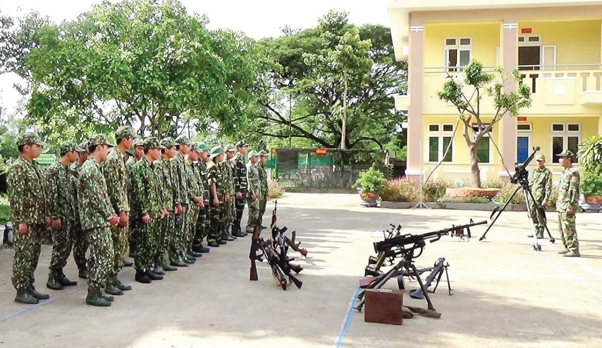 Đồn Biên phòng Cửa khẩu Quốc tế Bình Hiệp huấn luyện cán bộ, chiến sĩ sử dụng thành thạo các loại vũ khí có trong biên chế