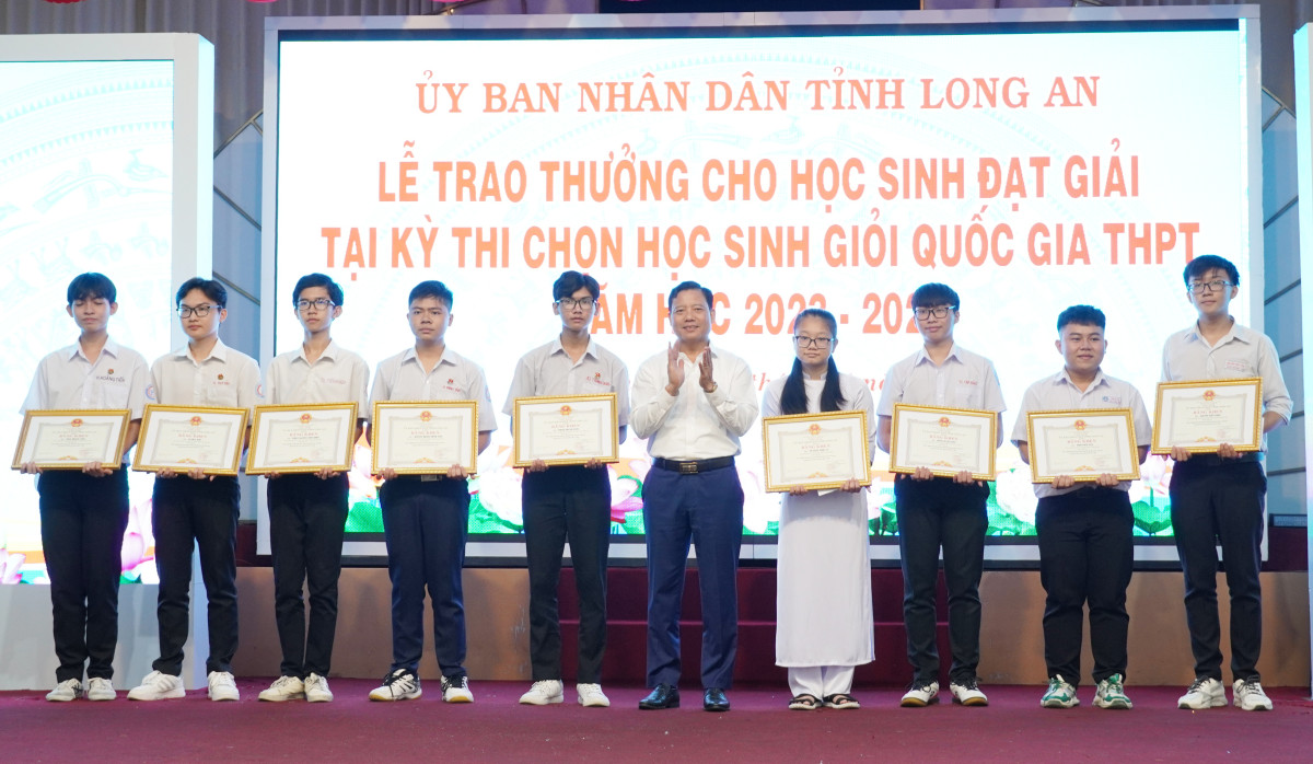 Nguyễn Tiến Phúc (bìa phải) nhận bằng khen của Chủ tịch UBND tỉnh