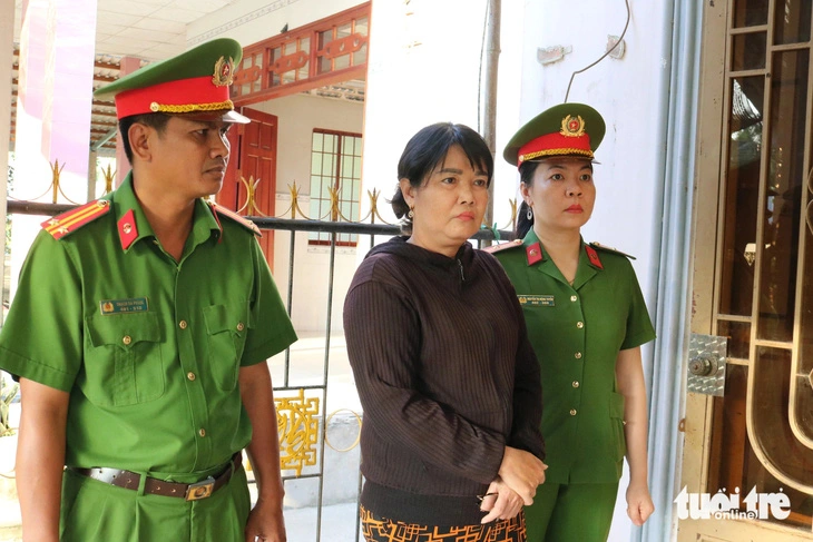 Cơ quan cảnh sát điều tra Công an huyện Càng Long thi hành các quyết định tố tụng đối với bà Tươi - Ảnh: PHẠM HƠN