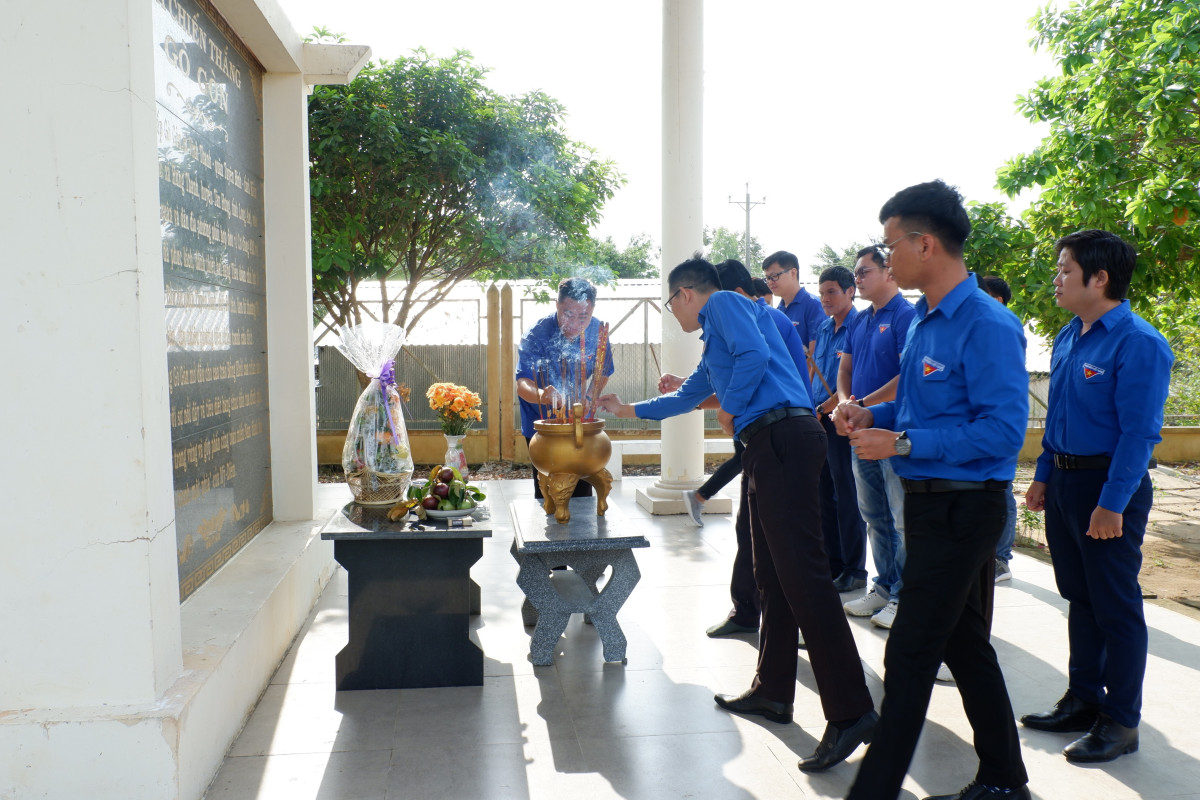 Ban Chấp hành các Đoàn cơ sở, chi đoàn cơ sở thuộc Đoàn khối Cơ quan và Doanh nghiệp tỉnh tổ chức chuyến đi về nguồn tại Khu di tích lịch sử Gò Gòn