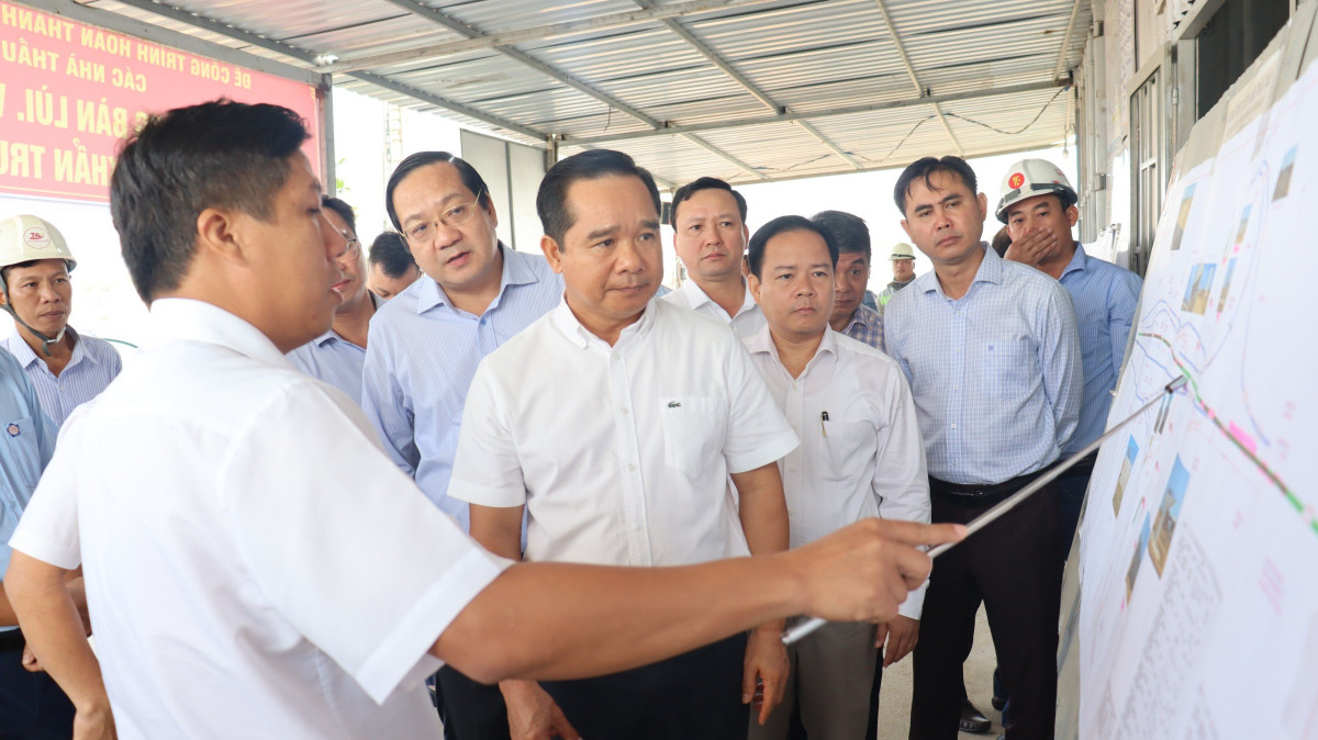 Secretary of Provincial Party Committee, Chairman of Provincial People's Council - Nguyen Van Duoc visits businesses in Ben Luc district