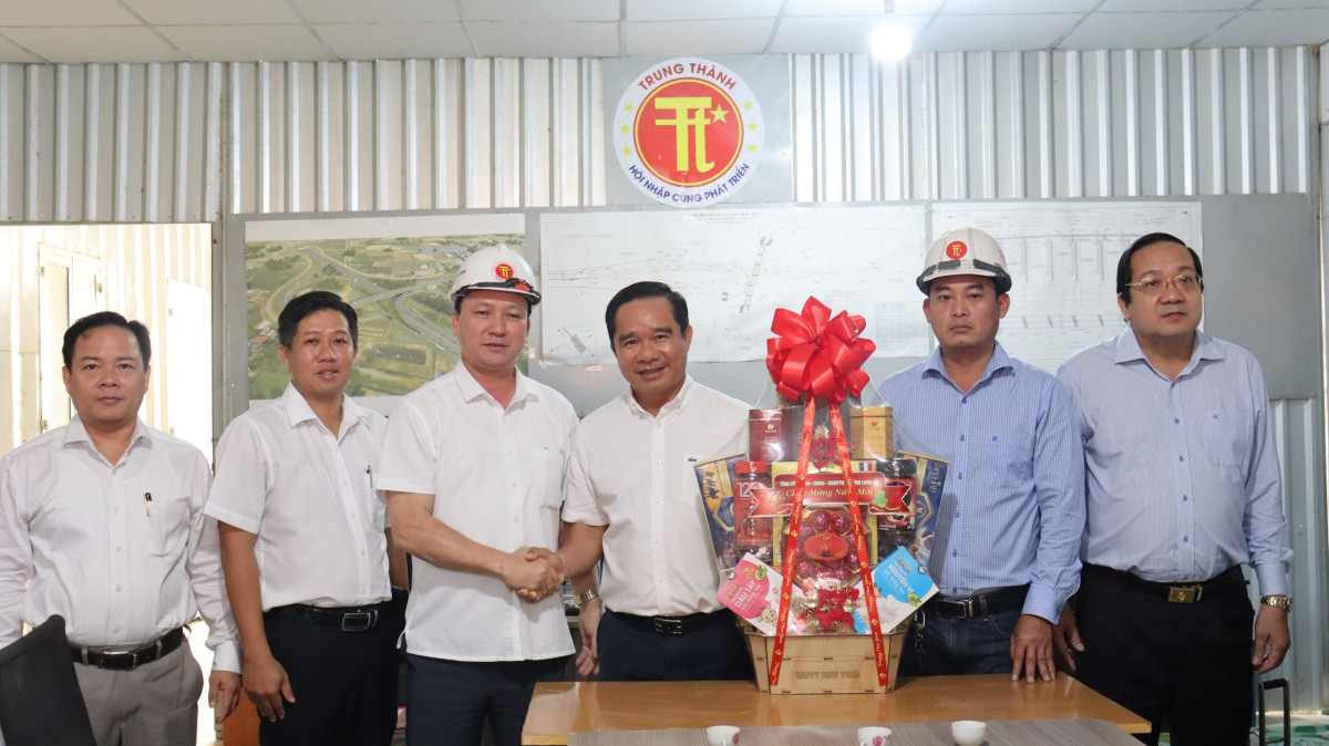 Secretary of Provincial Party Committee, Chairman of Provincial People's Council - Nguyen Van Duoc visits businesses in Ben Luc district