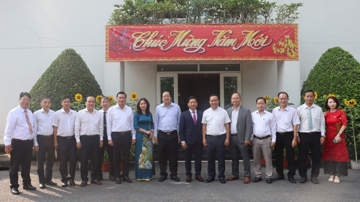 Secretary of Provincial Party Committee, Chairman of Provincial People's Council - Nguyen Van Duoc visits businesses in Ben Luc district