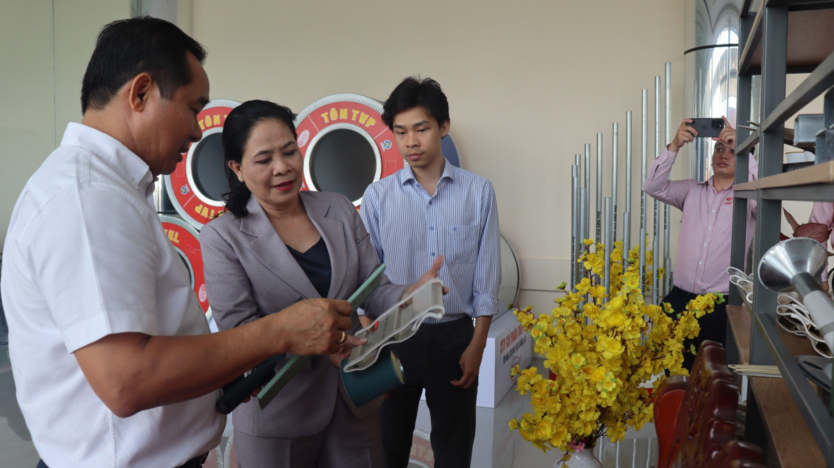 Secretary of Provincial Party Committee, Chairman of Provincial People's Council - Nguyen Van Duoc visits businesses in Ben Luc district