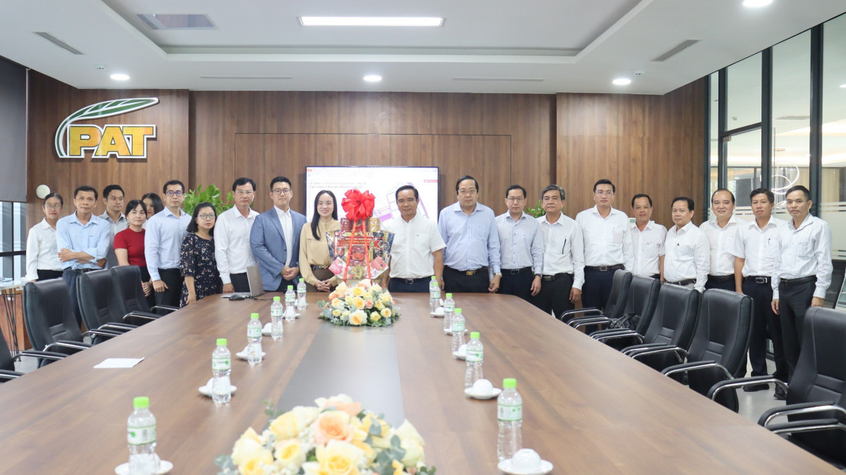 Secretary of Provincial Party Committee, Chairman of Provincial People's Council - Nguyen Van Duoc visits businesses in Ben Luc district