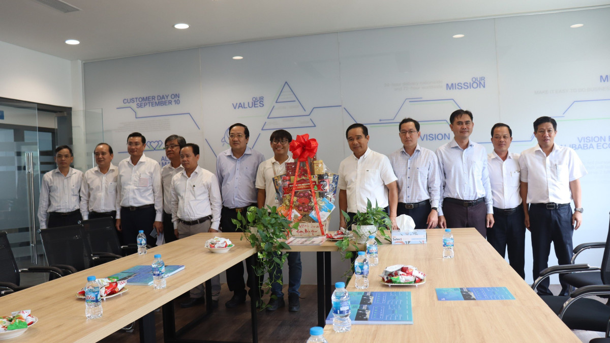 Secretary of Provincial Party Committee, Chairman of Provincial People's Council - Nguyen Van Duoc visits businesses in Ben Luc district
