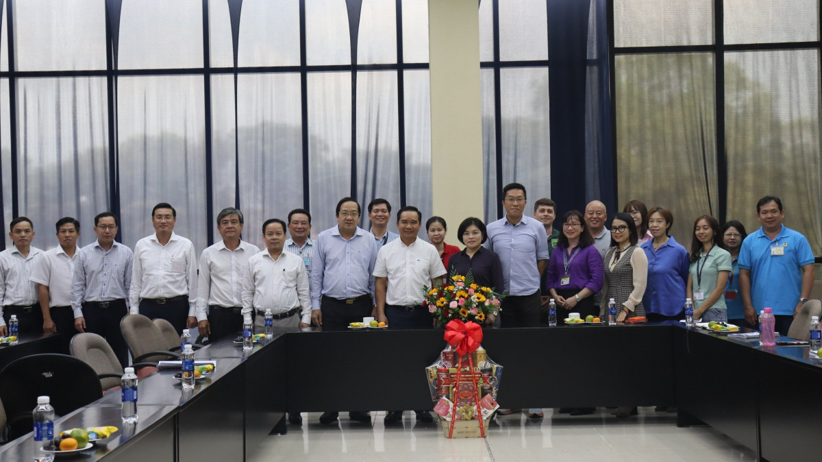 Secretary of Provincial Party Committee, Chairman of Provincial People's Council - Nguyen Van Duoc visits businesses in Ben Luc district