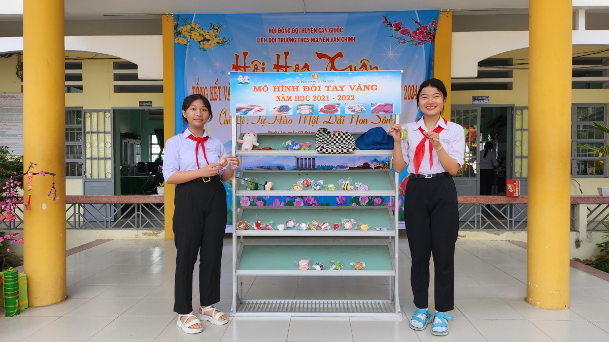 Thông qua mô hình “Đôi tay vàng” các học sinh vừa được tự tay làm ra những sản phẩm len như nón, móc khóa,... mang lại thu nhập, vừa góp phần hỗ trợ cho các học sinh có hoàn cảnh khó khăn