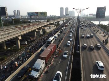 Container tông dải phân cách cầu Sài Gòn, Thủ Đức vào trung tâm TP kẹt cứng 3km