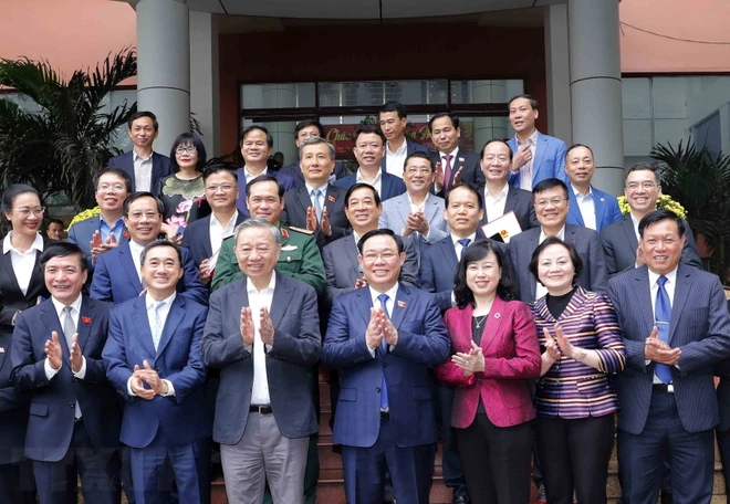 Chủ tịch Quốc hội Vương Đình Huệ với các cán bộ chủ chốt ngành y tế và các đại biểu. (Ảnh: Nhan Sáng/TTXVN)
