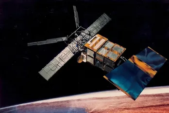 Một vệ tinh cũ đang lao xuống trái đất, xác suất rơi trúng người là bao nhiêu?
