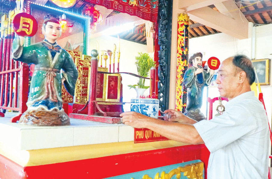 Chánh Hội trưởng Ban Hội hương Vía bà Ngũ hành Long Thượng - Nguyễn Văn Công quét dọn, chuẩn bị cho lễ hội