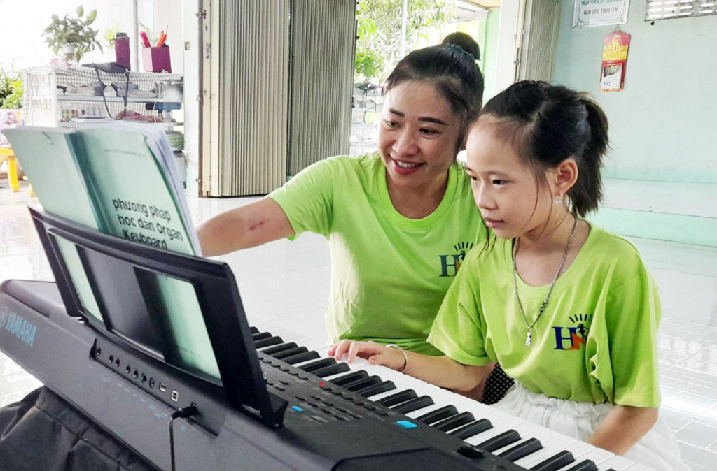 Học viên Câu lạc bộ Năng khiếu Huỳnh Mai được cô Phan Bảo Trân dạy đàn organ
