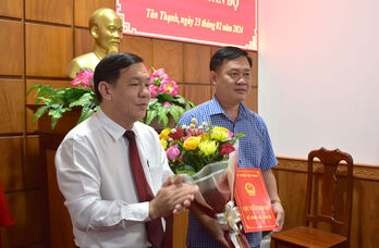 Tân Thạnh công bố quyết định về công tác cán bộ