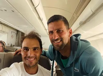 Nadal và Djokovic cùng chụp ảnh selfie khi đi cùng chuyến bay