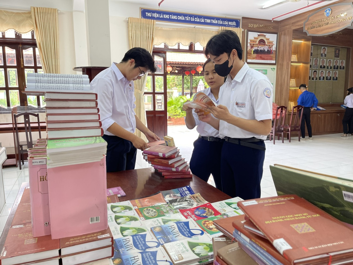 Thư viện Nguyễn Hữu Thọ trong khuôn viên Khu lưu niệm với hơn 13.000 đầu sách là điểm nhấn quảng bá và thu hút khách đến thăm