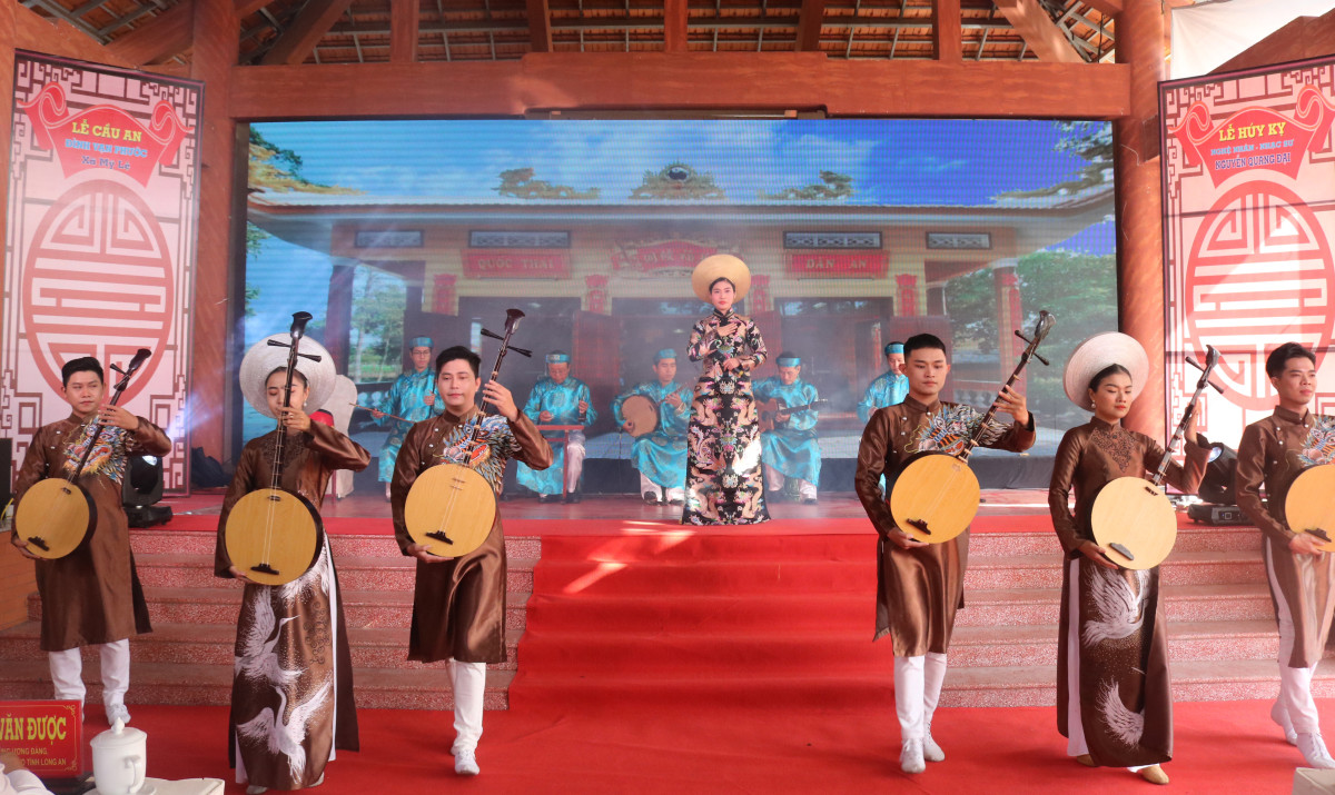 Biểu diễn đờn ca tài tử dâng Tổ nghiệp tại Lễ húy kỵ Nghệ nhân, nhạc sư Nguyễn Quang Đại