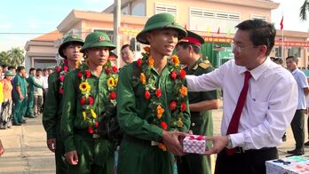 Tân binh Tân Hưng nô nức lên đường nhập ngũ