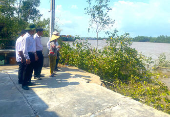 Khảo sát, kiểm tra tình hình sạt lở bờ sông Rạch Cát, huyện Cần Đước