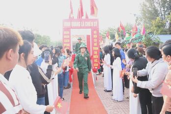 Tân Trụ: 109 thanh niên lên đường nhập ngũ
