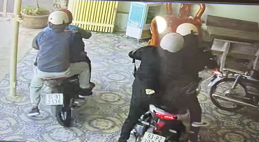 4 người dùng súng cướp tiệm vàng ở Bình Dương