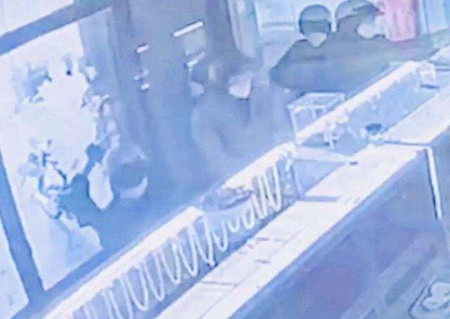 Các nghi phạm cướp tiệm vàng ở Bình Dương ra tay 'chỉ khoảng 30 giây'