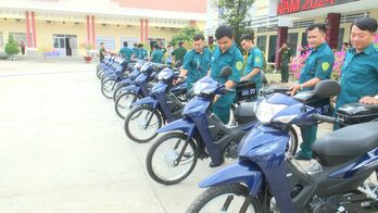 Đức Hòa: Trao tặng xe máy cho các xã, thị trấn trọng điểm về quốc phòng