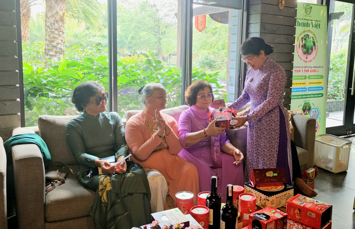 Nữ cán bộ hưu trí tỉnh giao lưu, ôn lại truyền thống nhân ngày 08/3