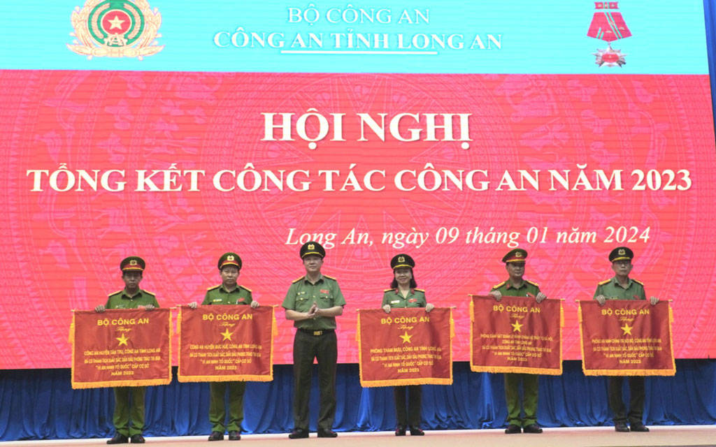Đơn vị xuất sắc được Bộ Công an tặng Cờ thi đua
