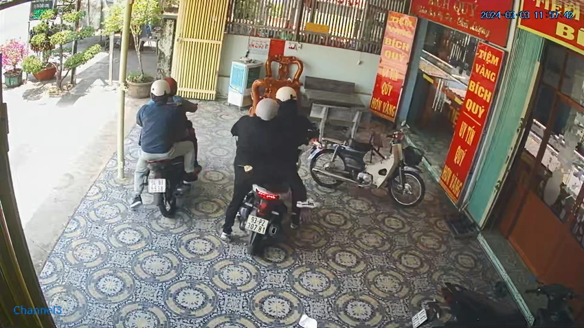 2 người trong nhóm dùng súng cướp tiệm vàng ở Bình Dương bị bắt
