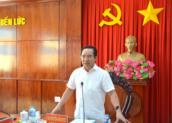 Secretary of Provincial Party Committee, Chairman of Provincial People's Council - Nguyen Van Duoc works on planning and investment reception in Ben Luc