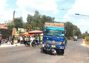 Bình Dương: Hai anh em sinh đôi tử vong thương tâm sau va chạm xe tải