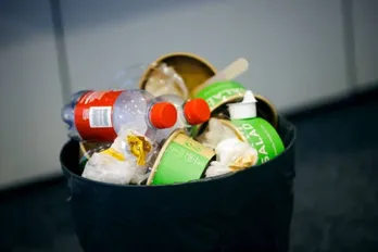 EU thông qua dự luật mới về cắt giảm rác thải bao bì, cấm đồ nhựa dùng một lần